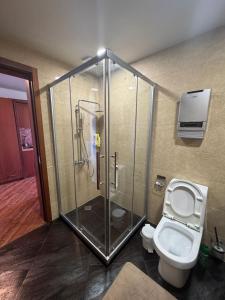 un bagno con doccia e WC di Dreamland Oasis wellness Resort a Chakvi
