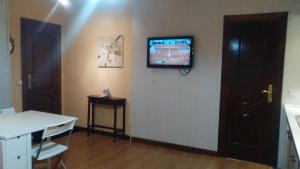 Habitación con TV de pantalla plana en la pared en La Pintada 3.0, en Valladolid