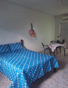 ein Schlafzimmer mit einem Bett und einem Tisch in einem Zimmer in der Unterkunft Hospedagem por temporada in Belém