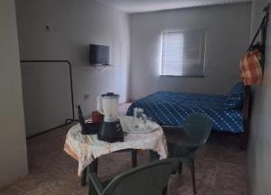 ein kleines Zimmer mit einem Tisch und einem Mixer darauf in der Unterkunft Hospedagem por temporada in Belém