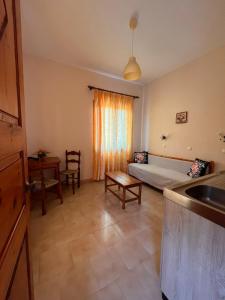 a living room with a bed and a kitchen at Mr. Greek Villa in Petra