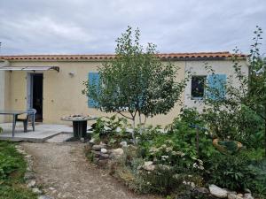 奥雷龙圣但尼cocon bien douiile的花园里的房屋,有桌子和树