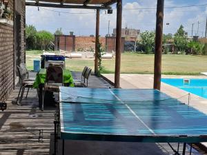 una mesa de ping pong en una terraza junto a una piscina en Meraki, en Santa Lucía