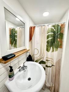 Ένα μπάνιο στο Modern Suite by Miami Hotspots