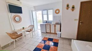 eine Küche mit einem Schreibtisch, einem Tisch und einem Tisch in der Unterkunft Villa Dusper in Trogir