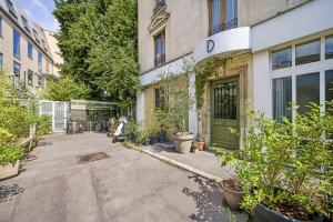 a building with a green door on a street at Secret Loft Paris Zénith in Paris