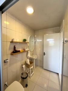 a bathroom with a toilet and a sink at Casa Nona Chema in Bento Gonçalves