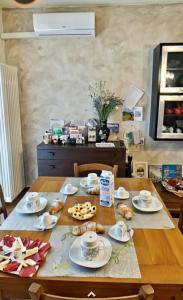 a wooden table with plates of food on it at Via della musica in Vicchio
