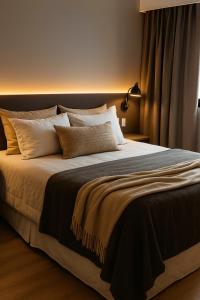 Ένα ή περισσότερα κρεβάτια σε δωμάτιο στο The Palace Flat 1210