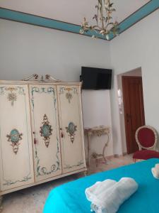 Un televizor și/sau centru de divertisment la palazzo sardanelli camera