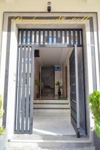 an entrance to a building with a metal gate at Appartement Nadine Fès in Fez