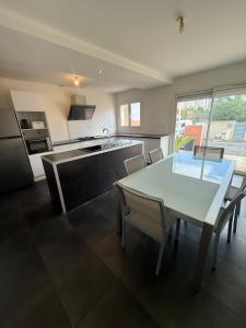 Kuchyň nebo kuchyňský kout v ubytování Maison sud