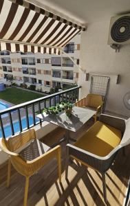 Balkoni atau teres di Fayser 301 Heated pool, steps to beach, AC