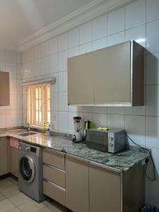 MamaPeridot Apartment Central Area, Abuja的厨房配有台面和用具