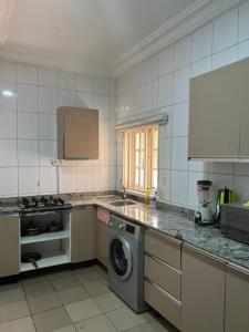 MamaPeridot Apartment Central Area, Abuja的厨房配有洗衣机。