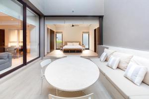 卡波圣卢卡斯Amazing 2 Bdrm condo near medano beach的客厅里有一张白色的沙发和一张桌子 更多20张照片