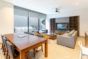 卡波圣卢卡斯Amazing 2 Bdrm condo near medano beach的一间带桌子的餐厅和一间客厅