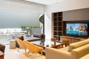 卡波圣卢卡斯Amazing 2 Bdrm condo near medano beach的客厅配有家具和平面电视。