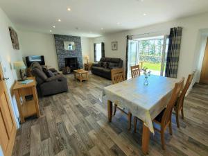 Ruang duduk di Garrarie Cottage