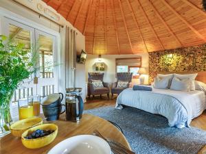 Postel nebo postele na pokoji v ubytování Bensfield Treehouse