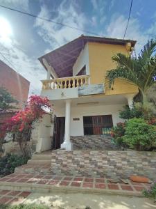 ein Haus mit einer Treppe, die dorthin führt in der Unterkunft Hospedaje Casa Taganga in Taganga