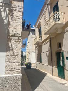 un edificio con una porta verde su una strada di Juli's house a Polignano a Mare Altre 5 foto