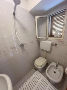 un bagno con un water bianco e un lavandino di Juli's house a Polignano a Mare