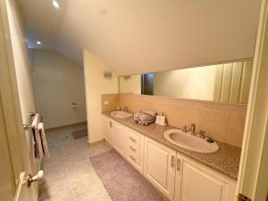a bathroom with two sinks and a large mirror at Unit in Hovell Street in Yarrawonga +2 photos
