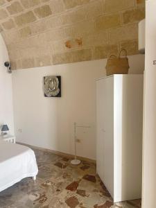 una camera da letto con un letto e un armadio bianco di Juli's house a Polignano a Mare
