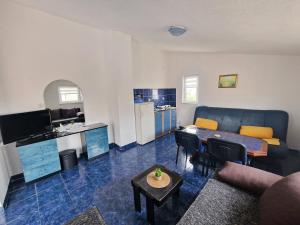 ein Wohnzimmer mit einer Couch und einem Tisch in der Unterkunft Villa Dusper in Trogir