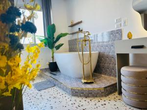 Koupelna v ubytování Casablanca stylish studio i904 TenTon Zamalek + 13 fotografií