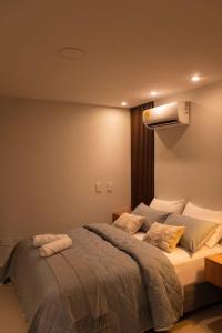 Una cama o camas en una habitación de apartamento miniluxxury