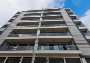 un immeuble d'appartements avec des balcons sur le côté dans l'établissement The Almadies Hidden Gem, à Dakar