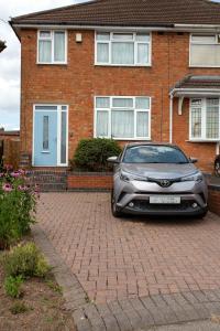 ein silbernes Auto, das vor einem Backsteinhaus geparkt ist in der Unterkunft Comfortable Home near NEC, BHX in Birmingham