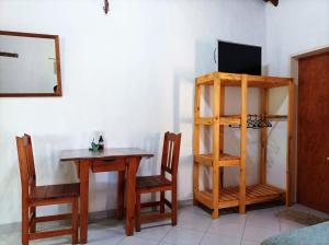 a room with a table and two chairs and a mirror at Complejo Azahares in Gualeguaychú