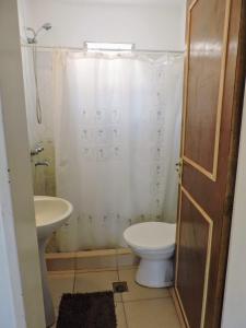 a bathroom with a toilet and a sink at Complejo Azahares in Gualeguaychú