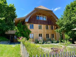 Casa de madera con techo de madera en Chalet in der Natur, en Walkringen