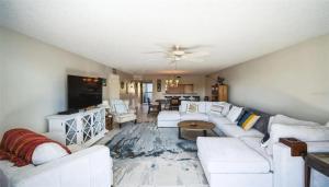 Ένα ή περισσότερα κρεβάτια σε δωμάτιο στο Perfect blend of comfort at Regatta Point