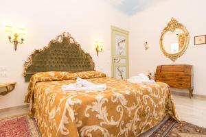 ヴェネツィアにあるCa' Venezia Loc-09522のベッドルーム1室(ベッド1台、鏡、ドレッサー付)