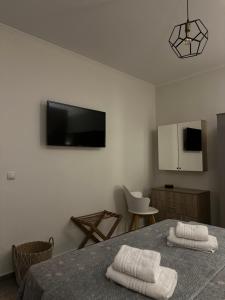 a white room with two towels on a table at AlexandRos Home in Áyioi Dhéka