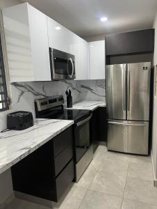 Η κουζίνα ή μικρή κουζίνα στο Metro Luxury House