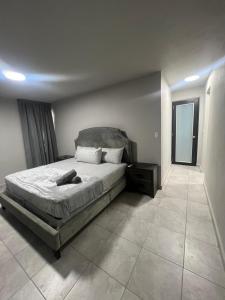 Ένα ή περισσότερα κρεβάτια σε δωμάτιο στο Metro Luxury House +17 φωτογραφίες