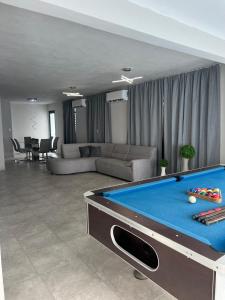 Χώρος καθιστικού στο Metro Luxury House