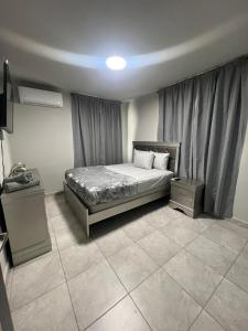 Ένα ή περισσότερα κρεβάτια σε δωμάτιο στο Metro Luxury House