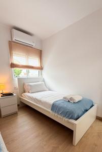 une chambre blanche avec un lit et une fenêtre dans l'établissement 105 - Beachside Renovated 1BR apt 5 min from Beach, à Cambrils