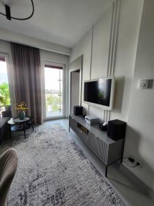 Televízia a/alebo spoločenská miestnosť v ubytovaní Luksusowy Apartament Bliska Wola SABA