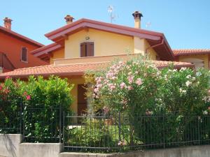 una casa con una recinzione davanti di Giulietta e Romeo a Peschiera del Garda