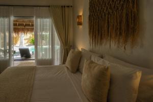 ギリ・アイルにあるSol Villas - Modern Tropical Staysの白いシーツと枕が備わったベッドのある寝室 +20枚の写真