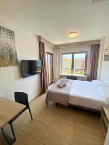 โทรทัศน์และ/หรือระบบความบันเทิงของ Marina Beach Apartaments - Sea views in the heart of Lloret