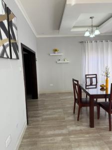 une salle à manger avec une table et des chaises dans l'établissement MY Home Apartments, à Lusaka 15 autres photos